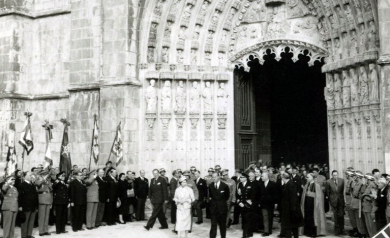 memorias-das-visita-de-isabel-ii-a-regiao-medalha-trocada-casa-de-banho-para-a-ocasiao-e-a-menina-das-rosas