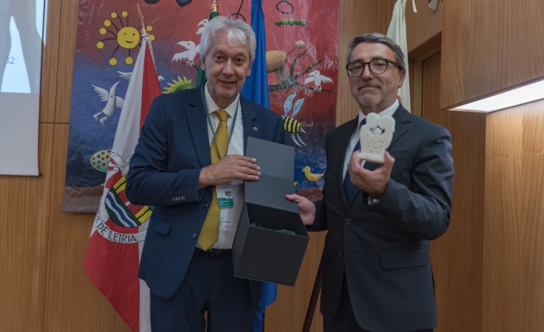 Licínio Carvalho (à dirtª), antigo presidente do Conselho de Administração da ULSRL, foi homenageado