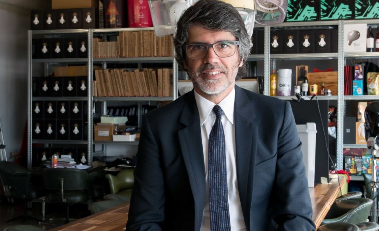 carlos-coelho-ensina-a-gerir-marcas-na-escola-de-negocios-4358