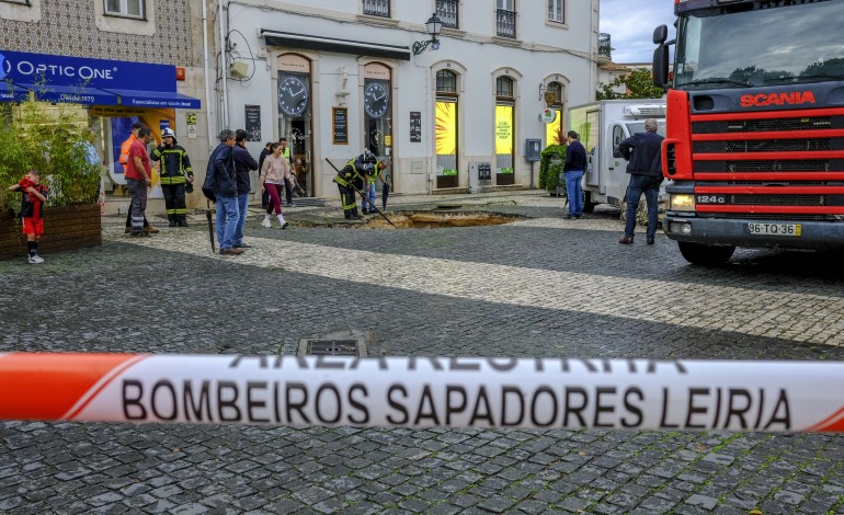 intervencao-junto-a-praca-rodrigues-lobo-onde-o-piso-abateu-esta-concluida