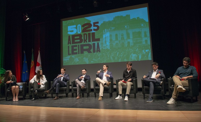 25-de-abril-jovens-tomaram-a-voz-para-afirmar-que-estao-activos-na-vida-politica