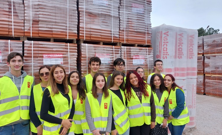 Alunos da Escola Secundária de Pombal ficaram a conhecer como se produz cerâmica para construção sustentável. Jovens visitaram instalações da Preceram, em Pombal