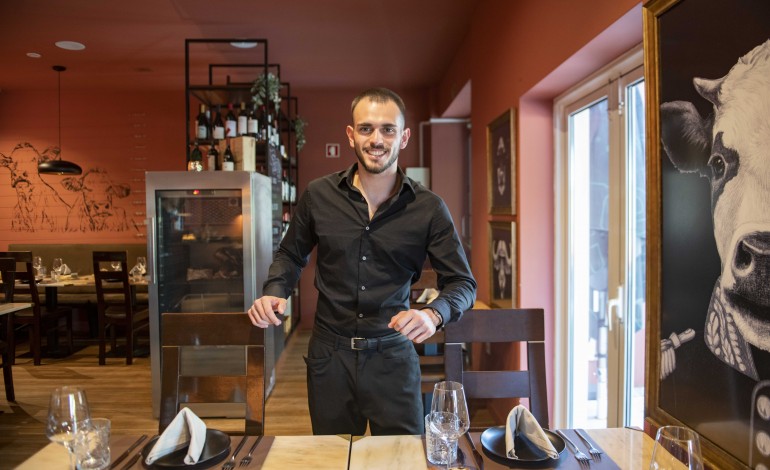 Leonardo Vieira que, além de estagiar num ginásio para terminar a licenciatura, trabalha também num bar, num café e numa barbearia