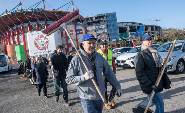 Ainda não eram 10 horas e os voluntários já se começavam a distribuir pela cidade