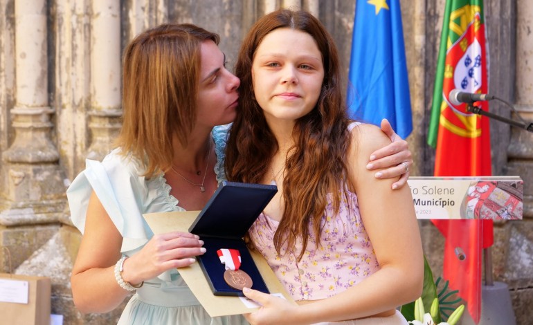 Filha recebeu a medalha atribuída, a título póstumo, a Catarina Coelho