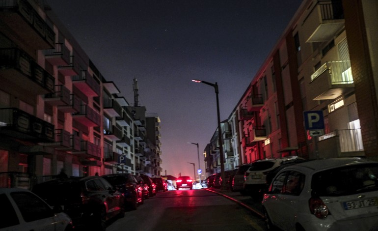 internos-de-medicina-geral-e-familiar-realizam-exame-em-plena-calamidade-a-luz-do-telemovel