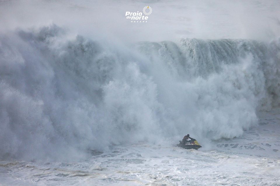 As imagens sempre incríveis de um dia de ondas grandes na Nazaré