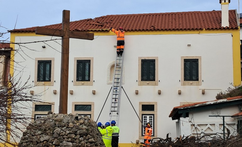Bombeiros de Algés estão a dar apoio