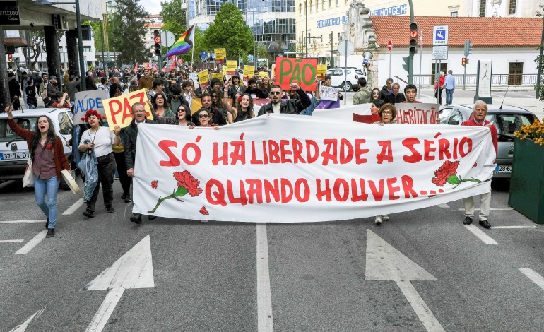 conferencia-em-leiria-debate-qualidade-da-democracia-com-presenca-de-ex-ministros