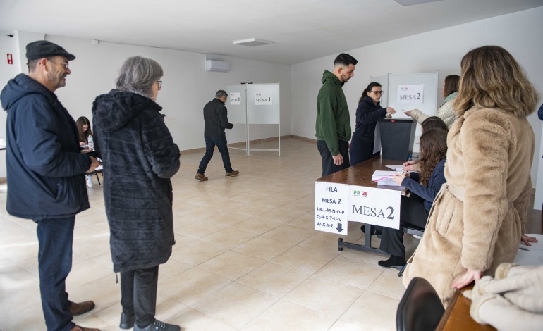Votação foi reaberta ainda sem a sala ter a luz ligada