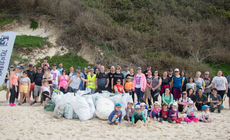 voluntarios-retiram-220-quilos-de-lixo-da-praia-da-polvoeira