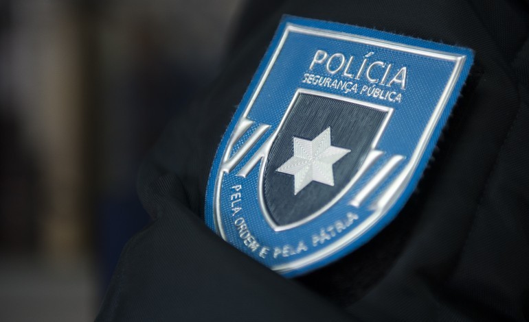 homem-ameaca-clientes-e-provoca-ferimentos-num-policia-em-ourem