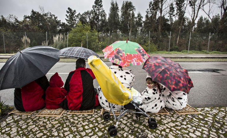 entrudo-sem-chuva-nao-e-entrudo-ja-o-carnaval-ate-nem-levava-a-mal-3023