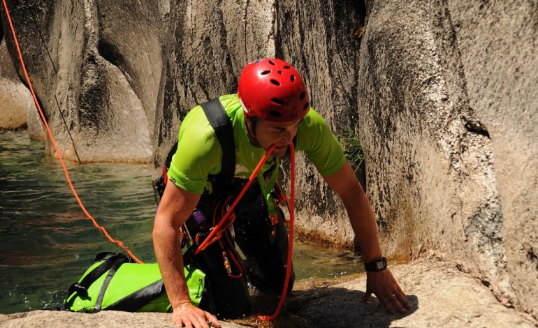 Clube de Leiria pratica canyoning em Castanheira de Pera