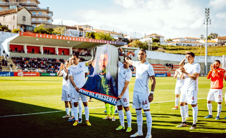 Equipa entregou uma faixa aos adeptos