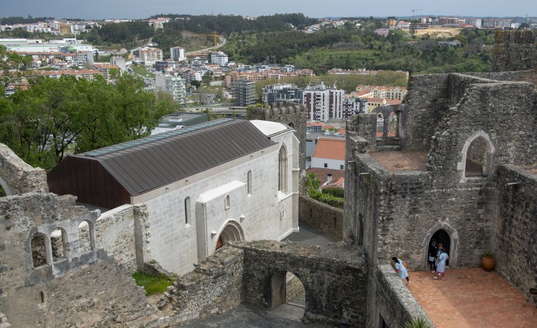 covid-19-leiria-chega-aos-400-casos-activos-e-tem-incidencia-de-331-casos-por-100-milhab