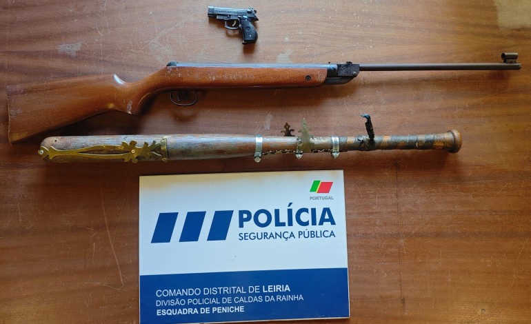 apreendidas-armas-a-homem-que-simulou-incendiar-uma-bomba-de-combustivel-em-peniche