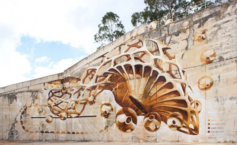 artista-espanhol-sea162-transforma-pedreira-em-porto-de-mos-com-sons-e-tintas