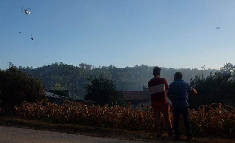 Incêndio chegou a mobilizar mais de uma dezena de meios aéreos durante a tarde