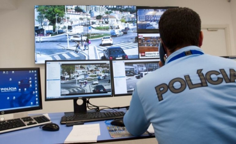 destruiu-uma-ilha-de-ecopontos-e-um-motociclo-e-fugiu-mas-a-psp-encontrou-o-com-videovigilancia