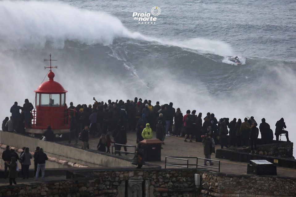 As imagens sempre incríveis de um dia de ondas grandes na Nazaré