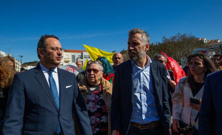 Pedro Nuno Santos acompanhado pelo presidente da Câmara de Leiria