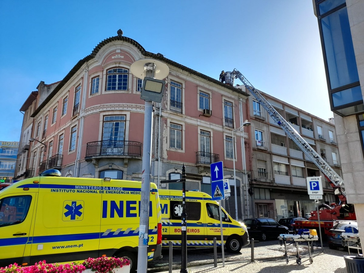 Bombeiros combatem fogo em Leiria