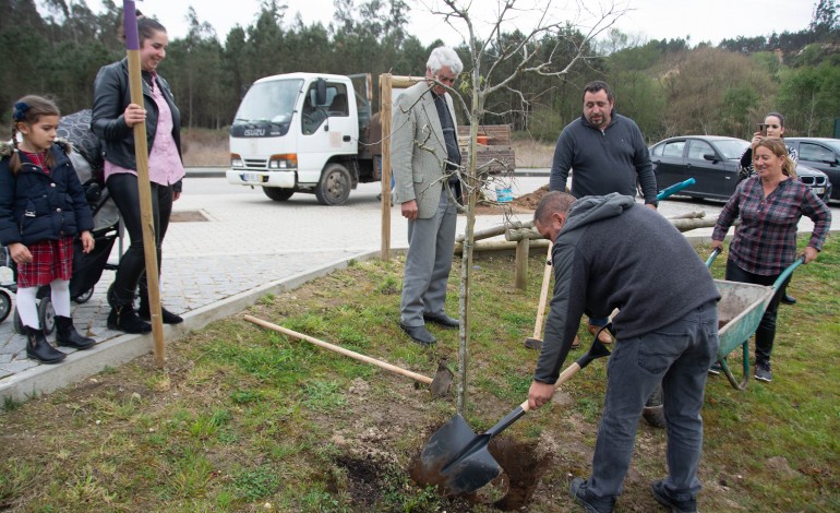 Ao todo, foram plantadas 11 árvores no parque ribeirinho da localidade