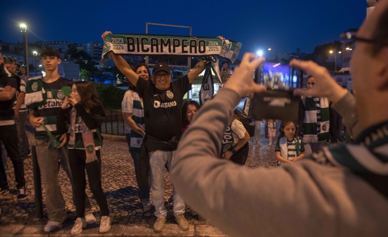 Centenas estiveram na rotunda do Polícia Sinaleiro