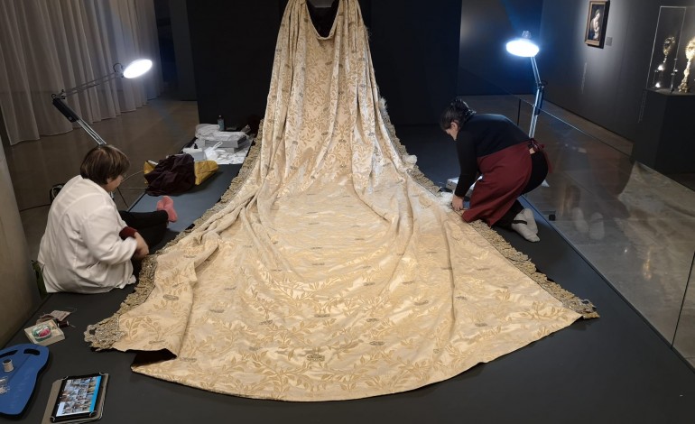 museu-de-fatima-trabalhou-oito-meses-no-restauro-do-manto-da-rainha-d-amelia