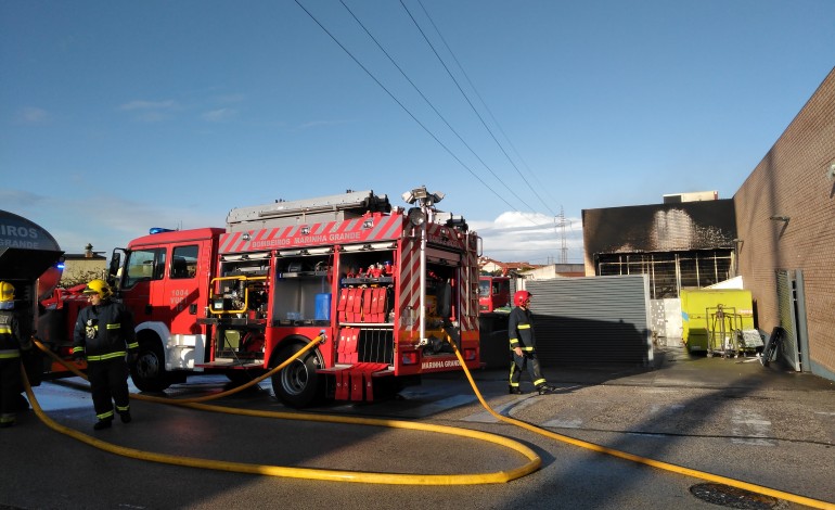 incendio-consome-parte-do-pingo-doce-na-marinha-grande