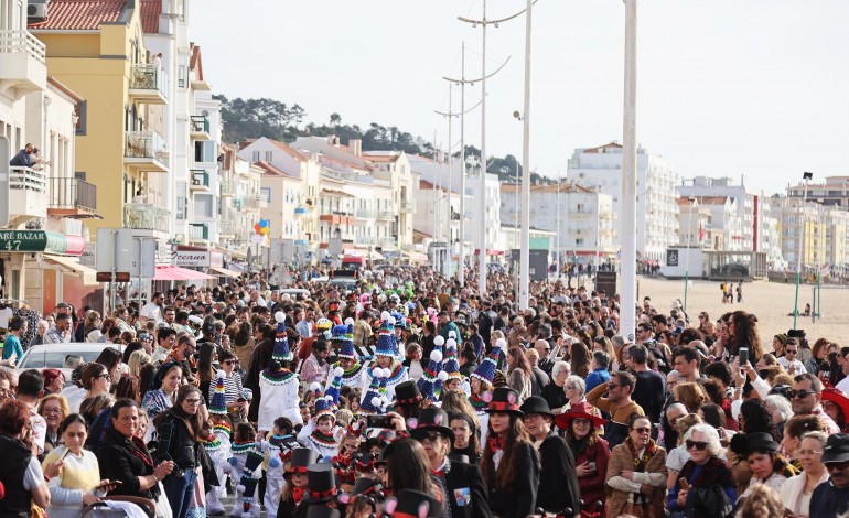 varios-desfiles-de-carnaval-saem-hoje-a-rua-na-regiao