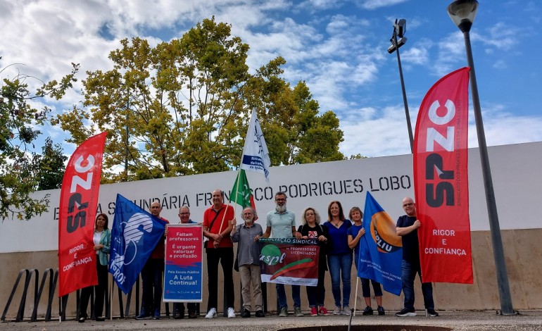 Professores concentraram-se em frente à Escola Secundária Francisco Rodrigues Lobo