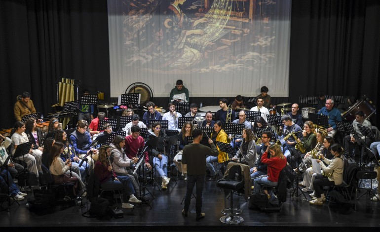Dirigida pelo maestro Pedro Henriques, conta com 47 músicos, entre os dez e os 70 anos