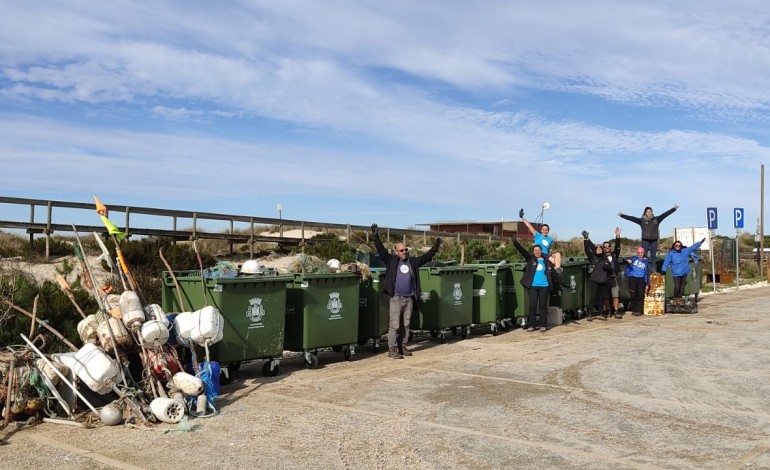 Voluntários da Brigada do Mar limpam praia entre São Pedro e a Figueira da Foz