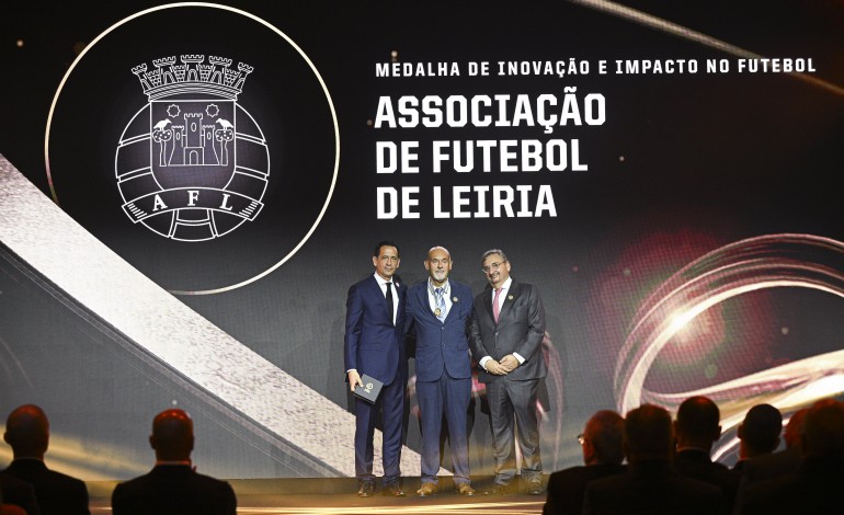 Carlos Carvalho recebeu as distinções da Associação de Futebol de Leiria