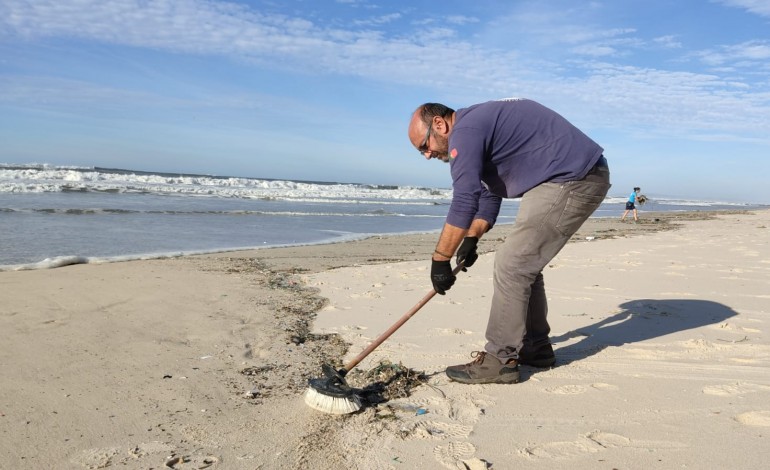 Voluntários da Brigada do Mar limpam praias entre São Pedro e a Figueira da Foz