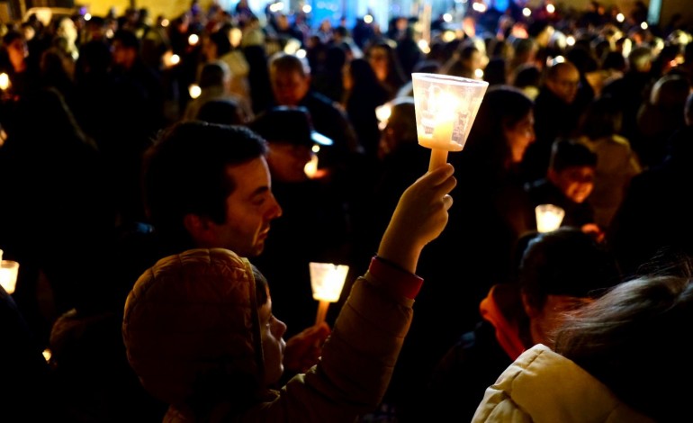 centenas-de-pessoas-reunidas-em-vigilia-em-homenagem-aos-mortos-da-kristin-em-leiria