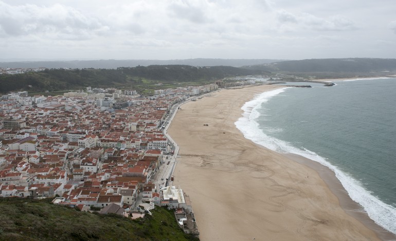 nazare-discute-ambiente-e-deita-maos-a-obra-com-limpeza-de-praia