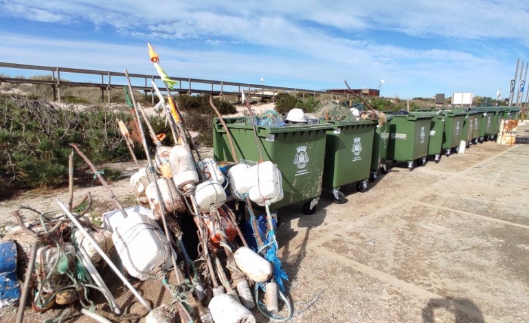 Voluntários da Brigada do Mar limpam praia entre São Pedro e a Figueira da Foz