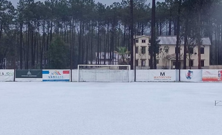 Granizo cobriu de branco o campo de futebol do Grupo Desportivo de Santo Amaro, na Ortigosa