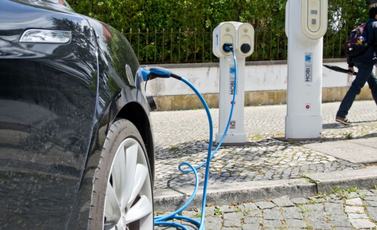 utilizadores-de-veiculos-electricos-concordam-com-pagamento-em-postos-de-carregamento-rapido-5474