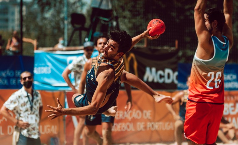 cinco-mais-um-equipa-movida-a-abracos-vai-jogar-a-liga-dos-campeoes-de-andebol-de-praia