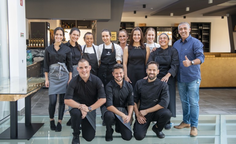 Mário Santos (à direita, de camisa azul) é o proprietário do Ponte Vista, onde a cozinha está entregue ao chef Telmo Coelho (na fila de baixo, à direita)