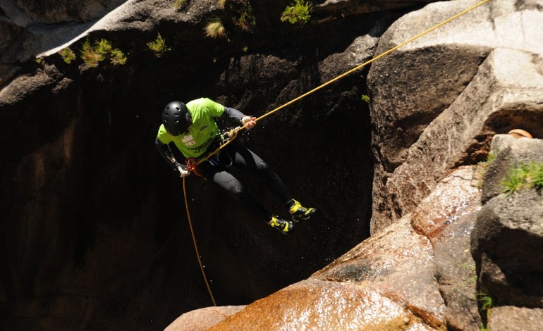 Clube de Leiria pratica canyoning em Castanheira de Pera