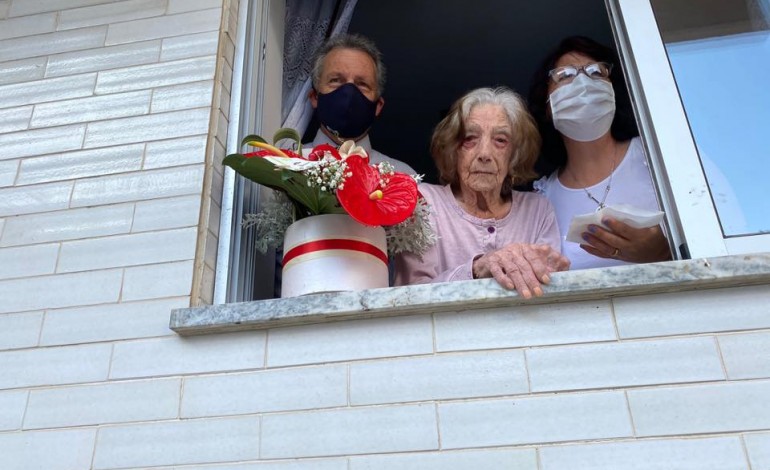 a-d-etelvina-fez-102-anos-e-a-festa-foi-a-janela