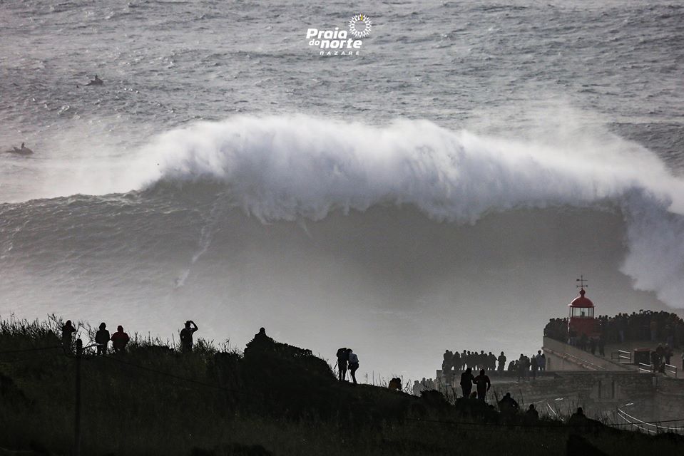 As imagens sempre incríveis de um dia de ondas grandes na Nazaré