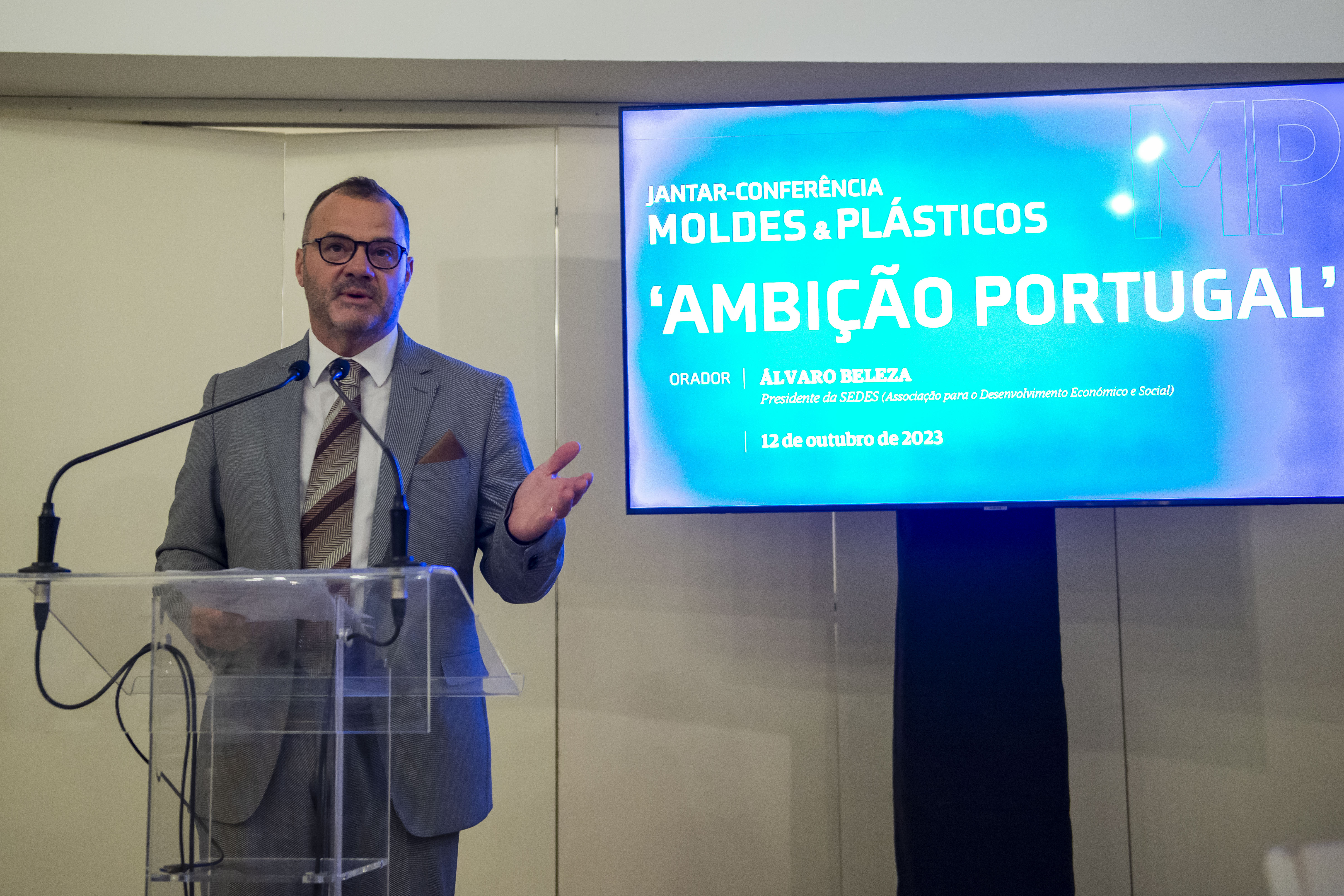 Álvaro Beleza, presidente da Sedes, falou aos empresários de moldes e plásticos das potencialidades do País, que urgem desenvolver