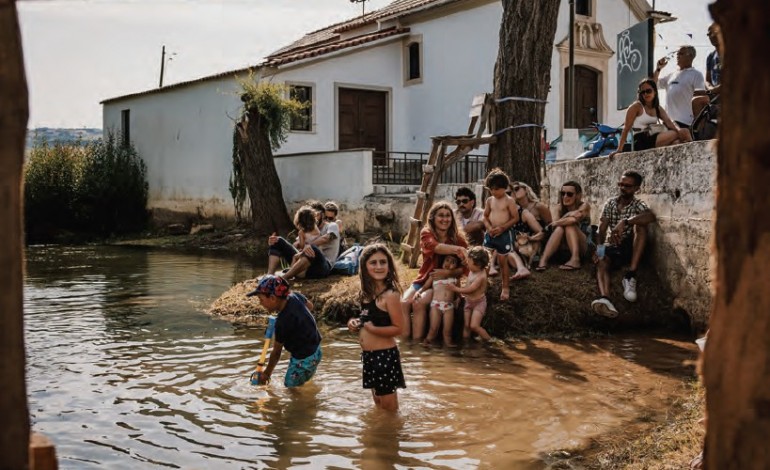 nascentes-manual-da-vida-comunitaria-em-forma-de-festival-com-os-pes-no-rio