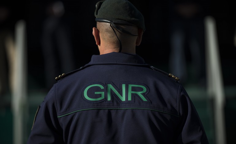 gnr-detem-em-fatima-os-dois-suspeitos-de-abandono-de-duas-criancas-francesas
